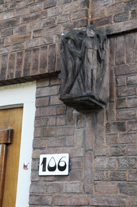 909255 Afbeelding van een gebeeldhouwd ornament van Hildo Krop aan de gevel van het huis Jan van Scorelstraat 106 te ...